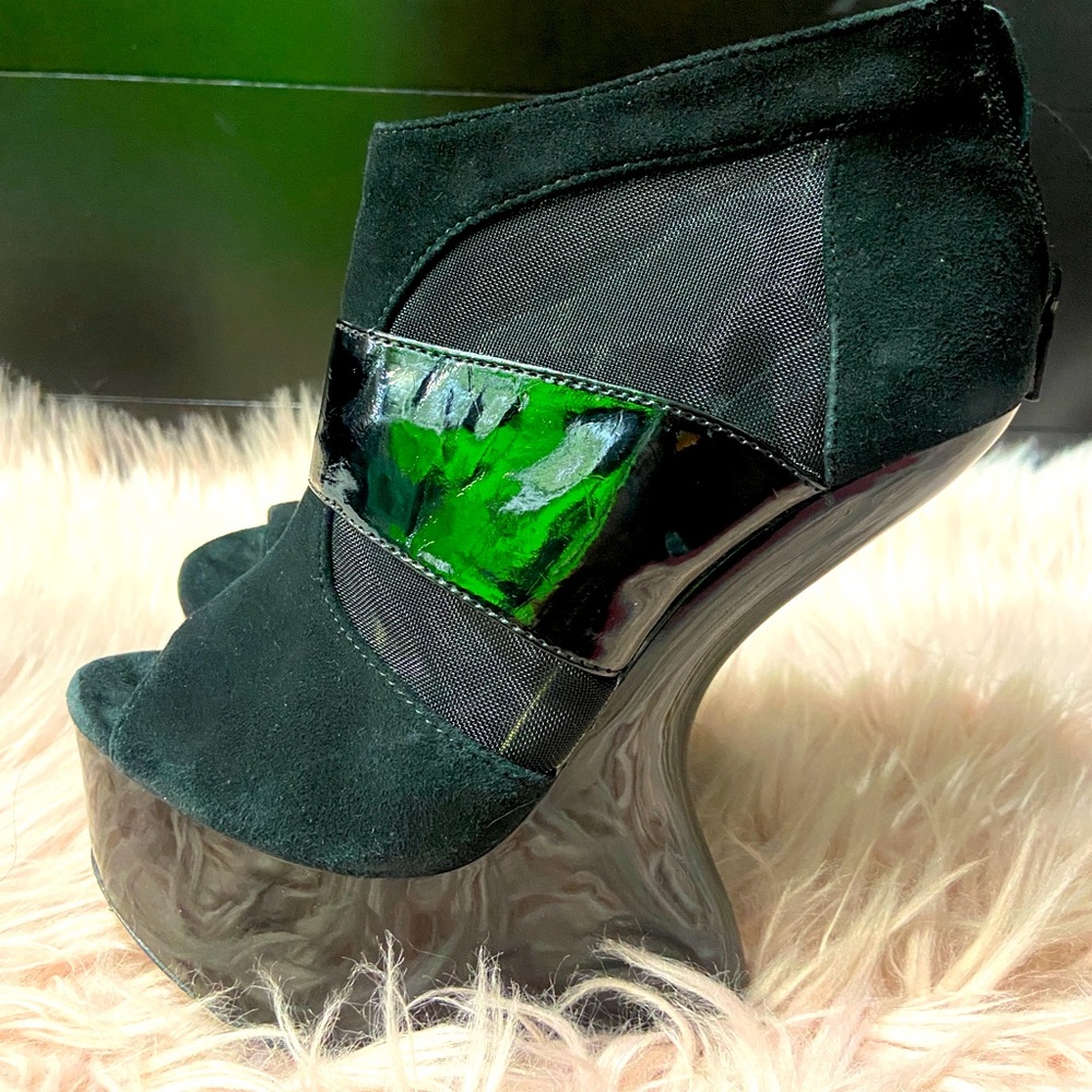 Black design heel